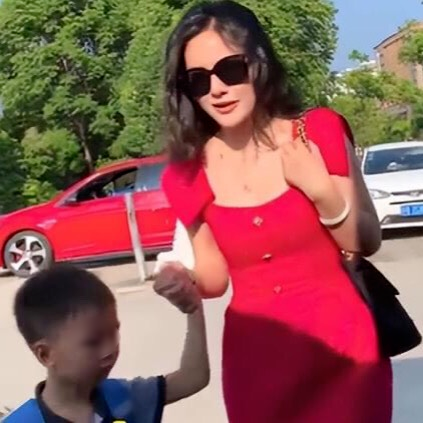 Dù bận rộn với công việc bên ngoài, chăm sóc gia đình, đi đón con mỗi ngày nhưng cô vẫn không quên chăm chút cho bản thân.