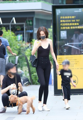 Trước đó, mạng xã hội cũng rầm rộ chia sẻ hình ảnh 1 người mẹ có thời trang đi đón con không khác gì dự thảm đỏ.