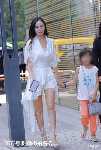 Là phụ nữ, ai cũng có quyền được chăm chút bản thân và mặc những gì mà họ cảm thấy đẹp, phù hợp với môi trường xung quanh.