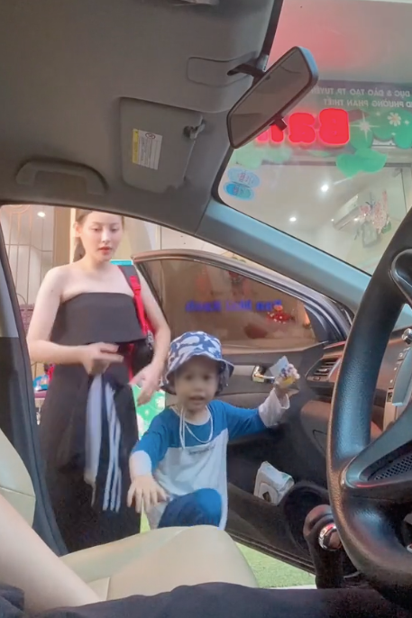 Đặc biệt, mỗi ngày đi đón con, cô nàng lại diện 1 outfit khác nhau. Đa số đều là những kiểu dáng bắt mắt, giúp người mẹ khoe được lợi thế hình thể của mình. Nhiều người dành lời khen cho cô nàng khi có gu thẩm mỹ "không phải dạng vừa".