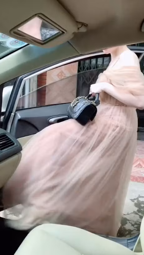 Dù chỉ là đi đón con nhưng người mẹ ăn mặc rất thời thượng, phong cách. Thậm chí, có những chiếc váy dài bồng bềnh không khác nào váy đi dự tiệc.