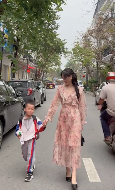 Ngay sau khi những hình ảnh này được đăng tải, dân mạng nhanh chóng bày tỏ sự xuýt xoa, dành lời khen cho người mẹ trẻ.