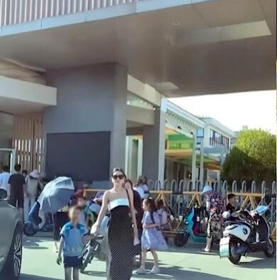 Đây cũng không phải lần đầu tiên câu chuyện phụ huynh ăn mặc "lồng lộn" đi đón con thu hút sự chú ý.