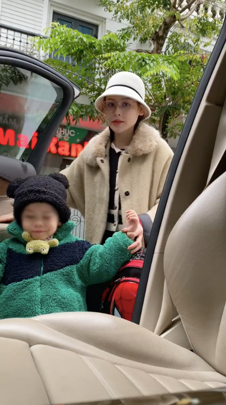 Nhìn qua, ai cũng phải choáng ngợp với phong cách thời trang đi đón con không có chỗ chê.