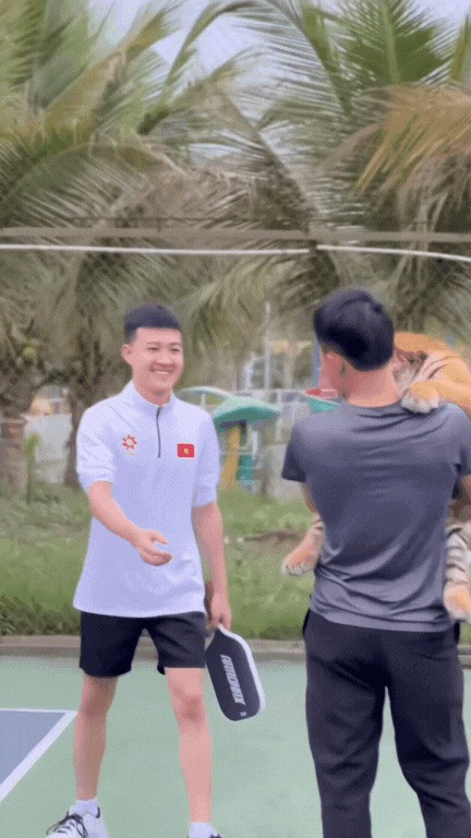 Sau khi những clip về bé Ngao viral trên MXH, lượng khách đến KDLST Hòn Nhạn tăng đột biến. Nhiều người không ngại vượt hàng trăm cây số chỉ để "sờ Ngao một cái" và chụp ảnh cùng "em bé" thân thiện này.