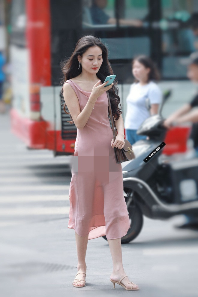 Những chiếc váy phản chủ với chất liệu mỏng manh dễ khiến chị em rơi vào tình huống khó xử, đặc biệt là khi trời nổi gió.