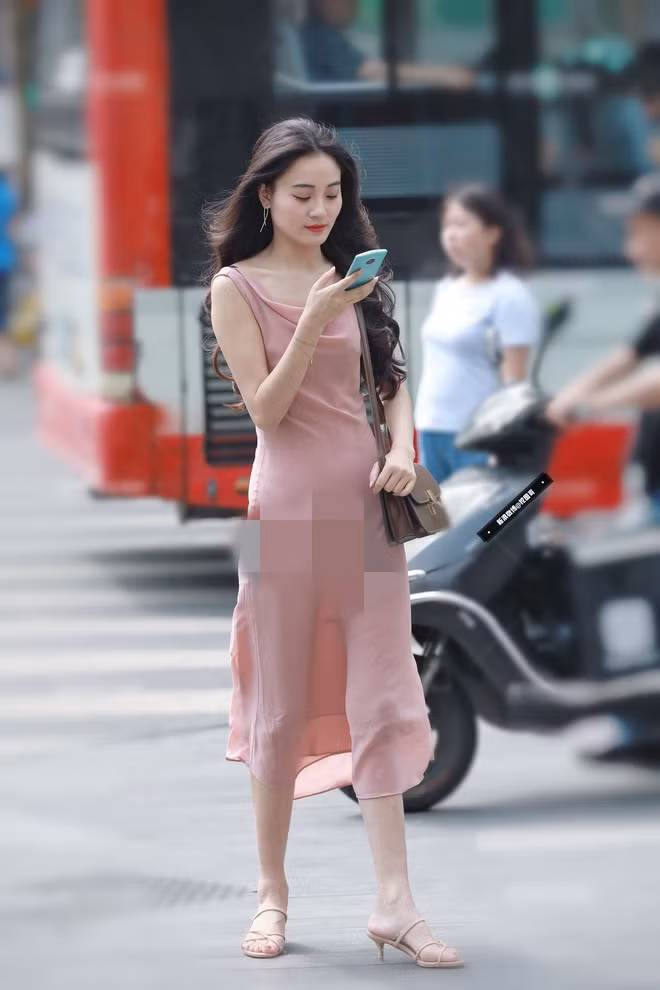 Những chiếc váy phản chủ với chất liệu mỏng manh dễ khiến chị em rơi vào tình huống khó xử, đặc biệt là khi trời nổi gió.