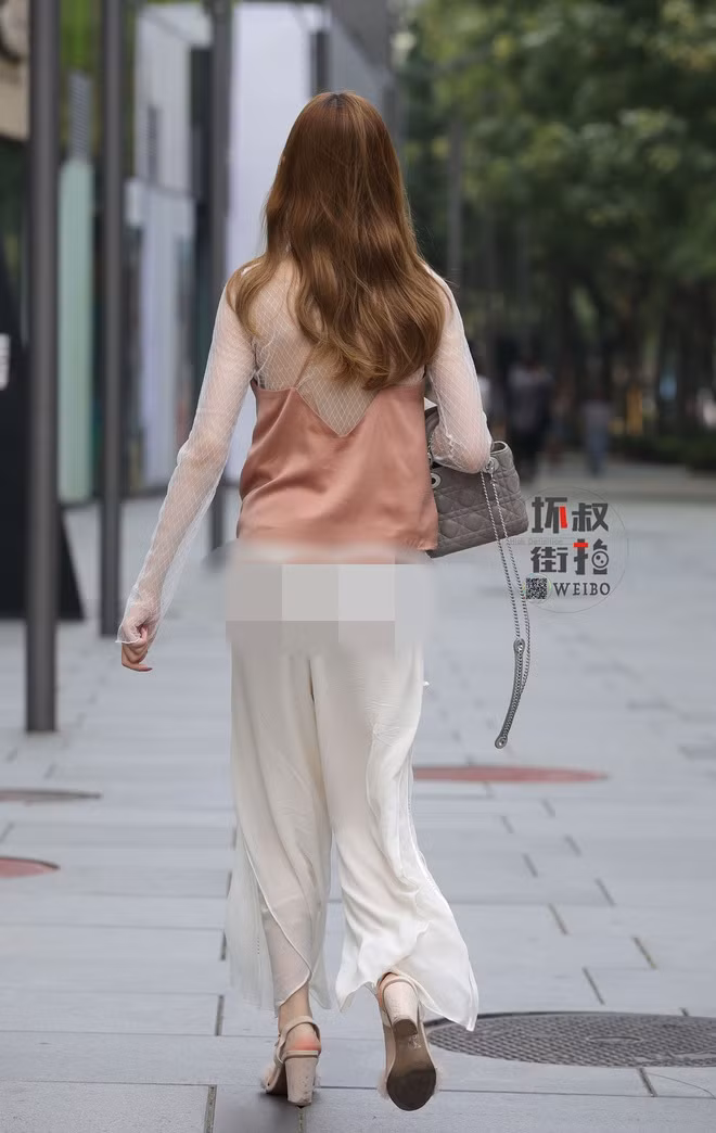 Hè nóng thì cũng có cách đối phó, bạn có thể chọn những item khác vừa mát vừa an toàn hơn, không nhất thiết phải “quẩy” váy lụa hay kiểu quần có chất liệu mỏng manh ôm dính để rồi nơm nớp sợ lộ hàng.