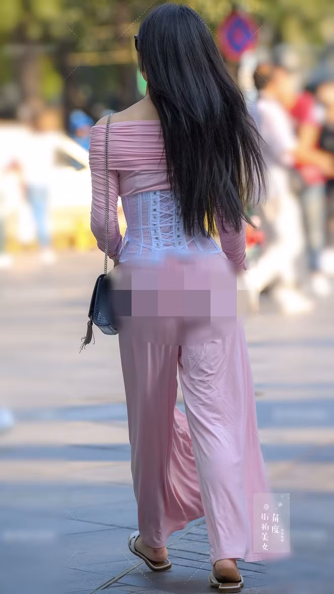 Một cô gái mặc váy lụa và trở thành nạn nhân khi để lộ nguyên vòng 3 kém duyên.