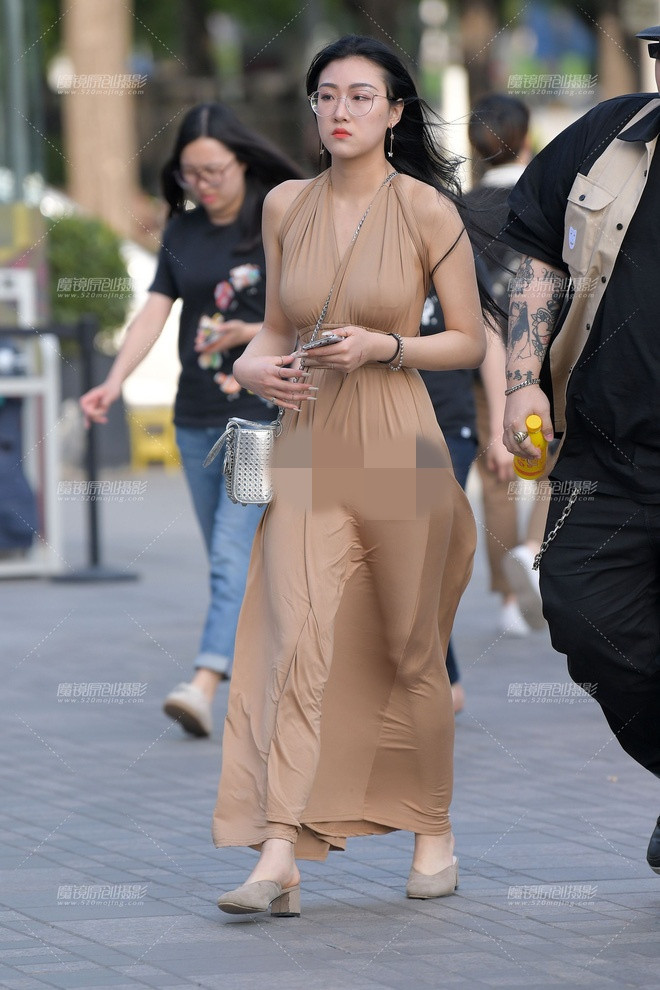 Váy lụa kì tình chẳng phải là item “con ghẻ” trong mắt các tín đồ đâu, thậm chí nhiều chị em còn thích mê vì diện lên mát mẻ, trông gợi cảm.