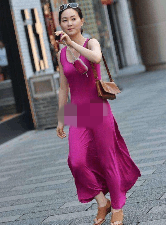 Ngay như các sao cũng từng vào thế khó xử khi diện váy lụa, chỉ cần gió lên là vùng nhạy cảm sẽ “hiện nguyên hình”, đồng thời hình ảnh trở nên kém duyên hơn hẳn.