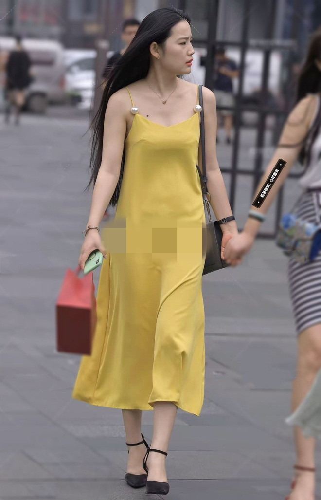 Nhưng một khi đã diện váy lụa vô tư dạo phố thì bạn cũng nên tính đến trường hợp trời nổi gió nhé, vì nếu không váy áo tung bay ôm sát vào cơ thể sẽ dễ khiến bạn lâm vào thế khó xử lúc nào không hay, còn những người đối diện dễ là cũng sẽ “đỏ mặt”.