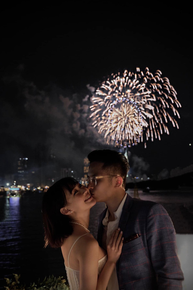 Khác với ngày cuối năm hay bị chọn làm thời điểm chia tay, nhiều cặp đôi thường chọn ngày đầu tiên của năm mới để công khai tình yêu, điển hình mới nhất trong đó phải nhắc tới hot girl Sun Ht.