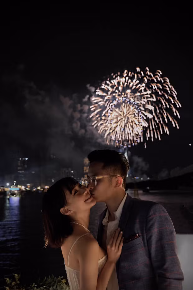 Khác với ngày cuối năm hay bị chọn làm thời điểm chia tay, nhiều cặp đôi thường chọn ngày đầu tiên của năm mới để công khai tình yêu, điển hình mới nhất trong đó phải nhắc tới hot girl Sun Ht.