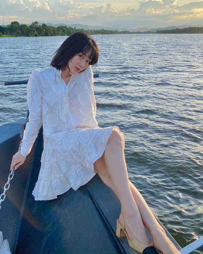 Dưới bức ảnh, Sun Ht viết: "2020 + 1 (and only)" (Tạm dịch: 2021 và anh, chỉ duy nhất mình anh)