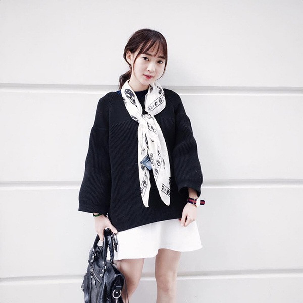 Tối 31/7/2020, nhân một buổi tối Sài Gòn đổ cơn mưa tầm tã, dân hóng đã vô tình bắt gặp Sun Ht đang nắm tay một chàng trai lạ.