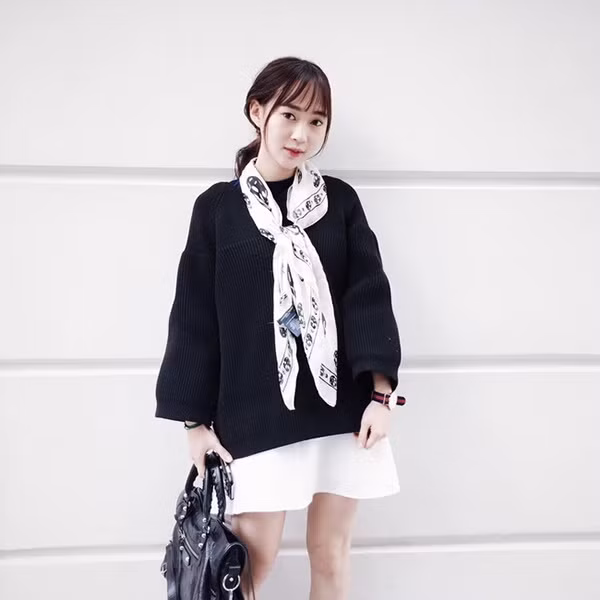 Tối 31/7/2020, nhân một buổi tối Sài Gòn đổ cơn mưa tầm tã, dân hóng đã vô tình bắt gặp Sun Ht đang nắm tay một chàng trai lạ.