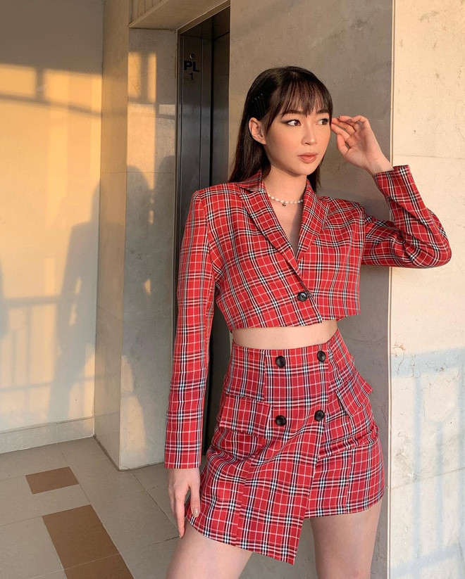 Trong thời khắc chuyển giao giữa năm cũ và năm mới, Sun Ht quyết định công khai luôn tình mới bằng một bức ảnh hôn nhau dưới pháo hoa không thể lãng mạn hơn.