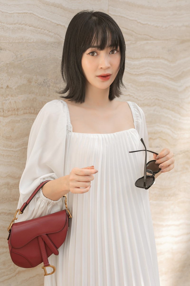 Thậm chí, dân tình còn phân tích rất kĩ về các chi tiết của bức ảnh như nhìn kiểu tóc, góc nghiêng và dáng người thì có vẻ anh chàng từng trú mưa với Sun Ht hồi tháng 7 năm ngoái chính là bạn trai cô nàng vừa công khai.