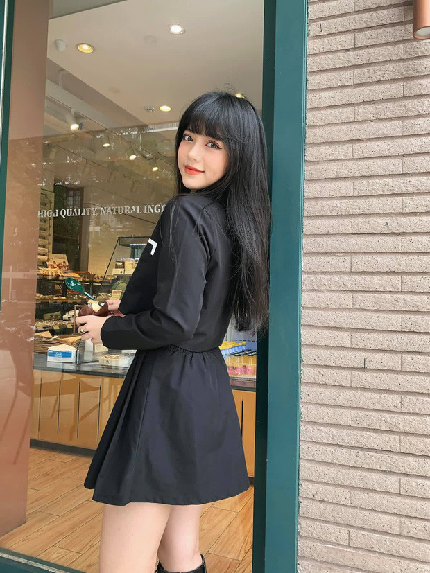 Khác xa với diện mạo xinh xắn hiện tại, nhan sắc Bảo Hân Helia thuở ấy vẫn chưa có gì nổi bật với làn da ngăm đen, thân hình "lép kẹp" cùng gương mặt đã bị che khuất hoàn toàn bởi gọng kính cận to tổ chảng.