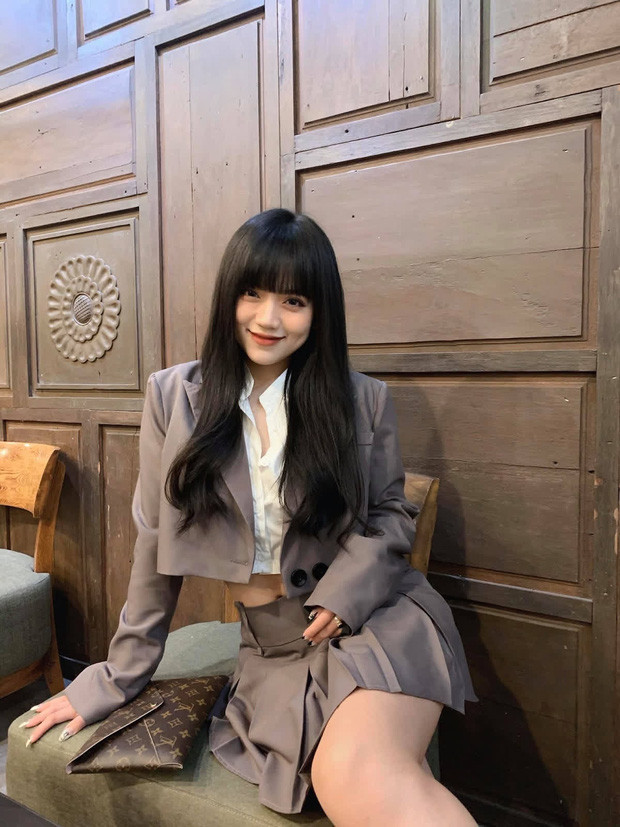 Dù mới chỉ 19 tuổi, hot girl Bảo Hân Helia đã khiến netizen không thể rời mắt bởi vẻ ngoài xinh đẹp và hình thể đường nào ra đường đấy vô cùng nóng bỏng, gợi cảm.