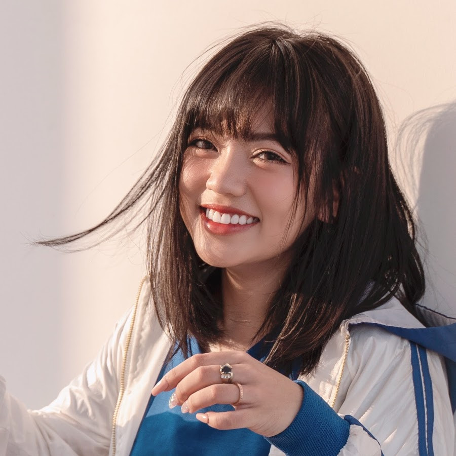 Làn da ngăm đã lùi bước, nhường chỗ cho vẻ ngoài trắng sáng. Bảo Hân Helia cũng đã gỡ bỏ cặp kính cận, khoe ra gương mặt xinh đẹp với mắt to, sống mũi cao và đôi môi gợi cảm.