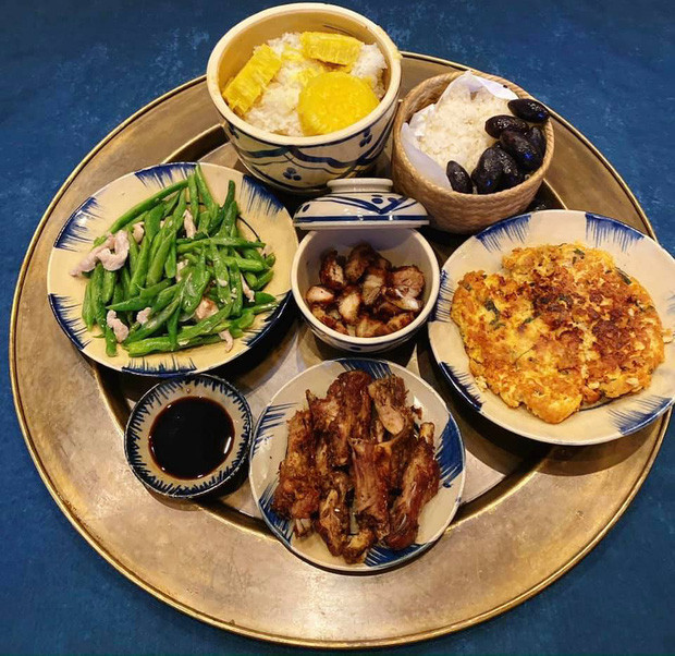 Chủ nhân của loạt ảnh mâm cơm nhìn là muốn ăn gây bão mạng nói: ""Đối với mình, việc nấu ăn là cái gì đó rất nhẹ nhàng, không hề có áp lực hay khó khăn gì hết. Mỗi lần tập trung vào nấu ăn là gần như mọi mệt mỏi áp lực cũng tan biến bởi vì mình thích nên mình rất tập trung...