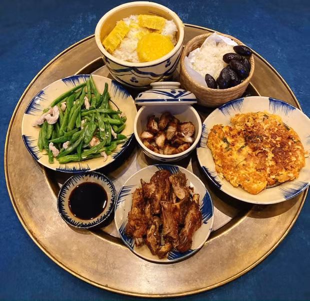 Chủ nhân của loạt ảnh mâm cơm nhìn là muốn ăn gây bão mạng nói: ""Đối với mình, việc nấu ăn là cái gì đó rất nhẹ nhàng, không hề có áp lực hay khó khăn gì hết. Mỗi lần tập trung vào nấu ăn là gần như mọi mệt mỏi áp lực cũng tan biến bởi vì mình thích nên mình rất tập trung...