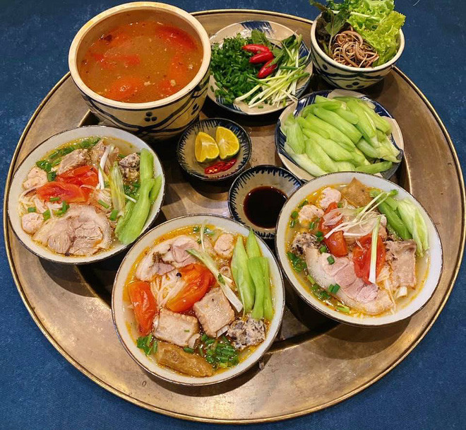 Chiêm ngưỡng xong loạt mâm cơm gia đình dành cho 4 người ăn của chị Huyền, ai cũng phải gật gù công nhận đầy đủ về mặt đa dạng món ăn và đặc biệt rất ngon mắt.