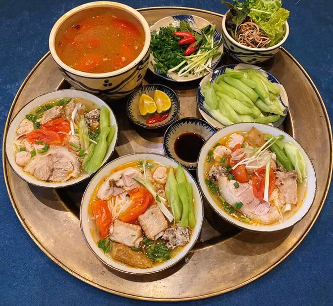 Chiêm ngưỡng xong loạt mâm cơm gia đình dành cho 4 người ăn của chị Huyền, ai cũng phải gật gù công nhận đầy đủ về mặt đa dạng món ăn và đặc biệt rất ngon mắt.