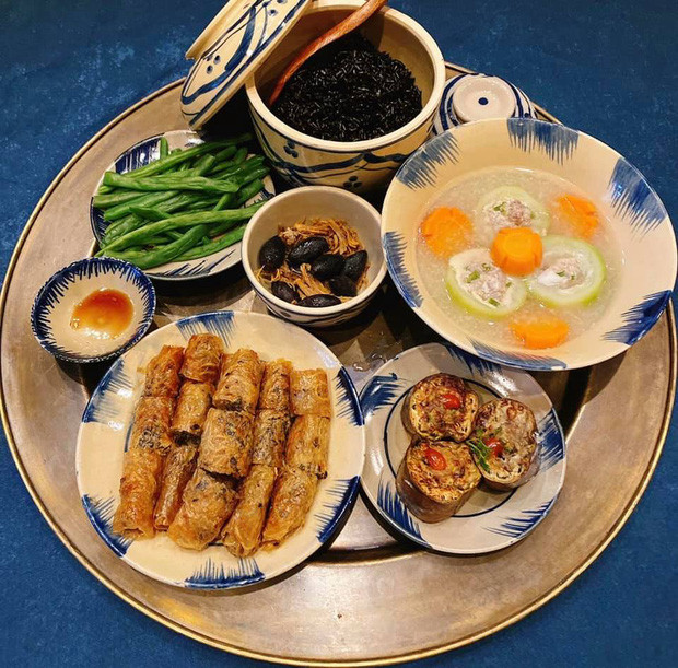 Chị Huyền chia sẻ mình biết nấu ăn từ khi còn học cấp 3. Dù lúc đó chỉ nấu các món đơn giản cho gia đình nhưng chị cũng bỏ công sức, tâm huyết để bày biện cho đẹp mắt.