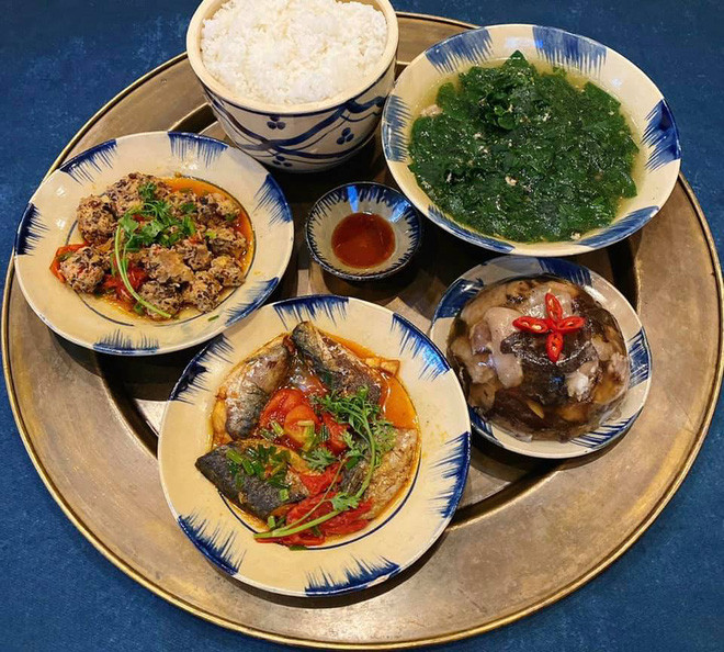 Theo chị Huyền cho biết, ngày bình thường, chị sẽ đi chợ đều đặn mỗi sáng để mua thực phẩm tươi ăn trong ngày thì nay phải mua ăn trong 1 tuần. Ngoại trừ rau 2 ngày mua 1 lần thì thịt cá, củ quả đều được chị mua về, chia bữa và trữ đông dùng dần.