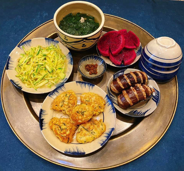 Mình không thể tự chấm điểm cho bản thân được, chỉ biết mỗi lần mình vào bếp là tất cả các thành viên trong gia đình đều hưởng ứng và ăn sạch bách, khách khứa đến nhà cũng khen ngon đều đều. Haha, nên chắc điểm cũng không thấp đâu", chị Huyền tâm sự.