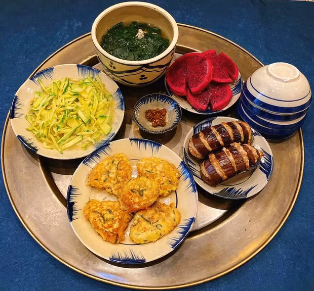 Mình không thể tự chấm điểm cho bản thân được, chỉ biết mỗi lần mình vào bếp là tất cả các thành viên trong gia đình đều hưởng ứng và ăn sạch bách, khách khứa đến nhà cũng khen ngon đều đều. Haha, nên chắc điểm cũng không thấp đâu", chị Huyền tâm sự.