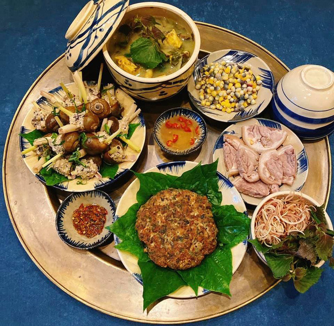 Theo tiêu chuẩn của nhiều người, một mâm cơm ngon ngoài yếu tố hương vị món ăn thì "ngon mắt" là điều nên có. Mới đây, một chị vợ tên Huyền (Sơn La) đã nâng tầm những bữa cơm hàng ngày của gia đình lên hàng nghệ thuật và nhanh chóng gây chú ý trên mạng xã hội.