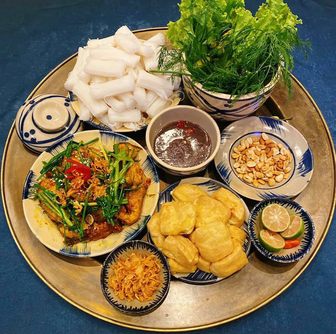 Cuối cùng, chị Huyền chia sẻ thêm: "Thông thường mỗi bữa mình thường mất từ 40 phút đến 1 tiếng, có bữa đơn giản thì chỉ cần 30 phút là cùng. Chi phí thì mỗi mâm cơm nhà mình sẽ dao động trong khoảng 100k đến 150k/4 người ăn, có hôm hơn chút vì miễn là ngon và mọi người thích"