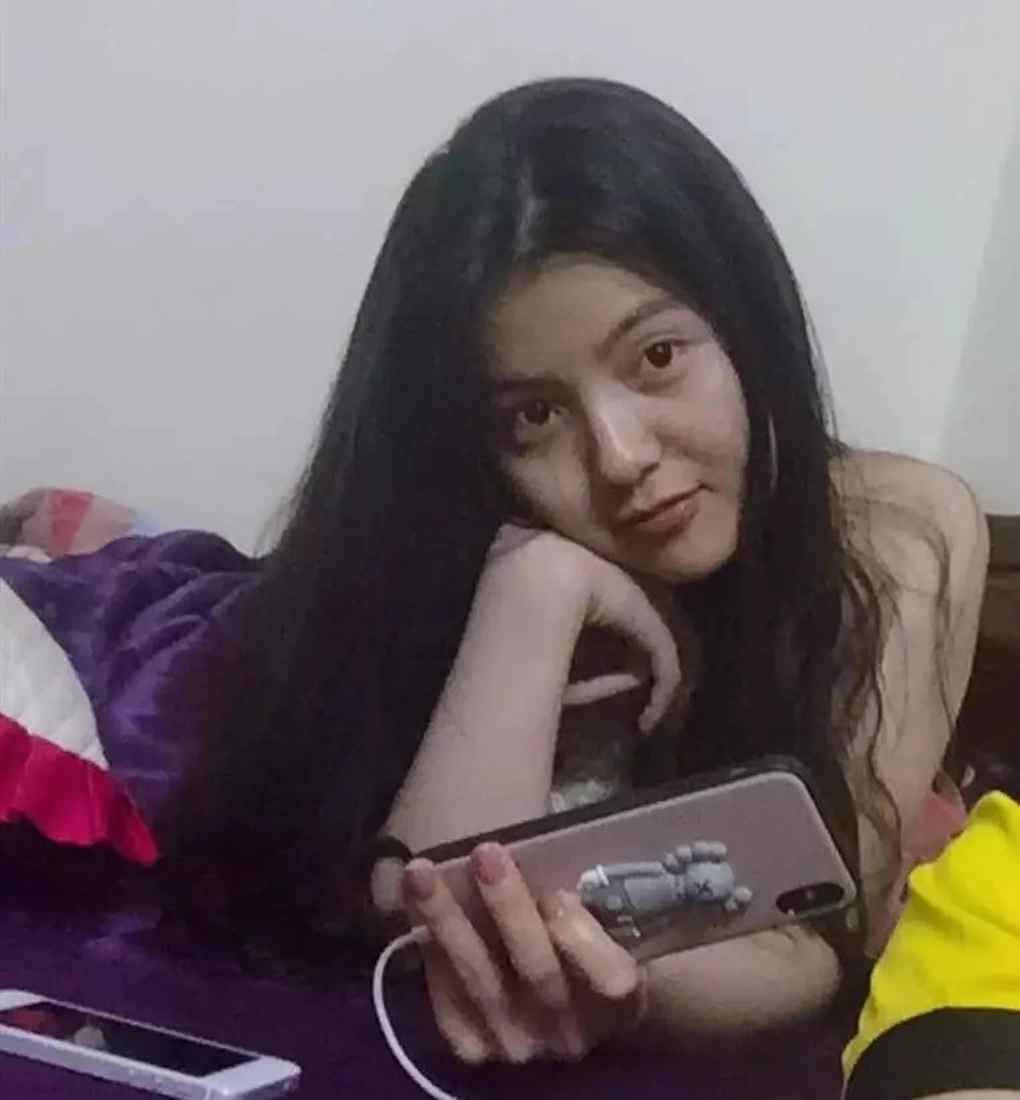 Điều duy nhất không thay đổi nhiều ở Chu Thanh Huyền trước đây và bây giờ là mái tóc đen dài, suôn mượt.