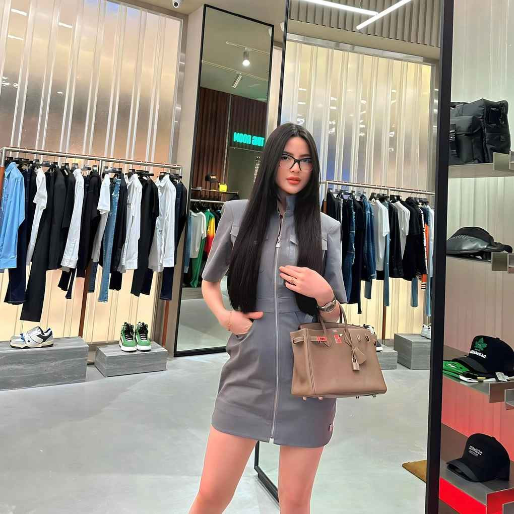 Bên cạnh gương mặt, Chu Thanh Huyền từng vướng đồn đoán cấy tóc để có mái tóc đen dài, phục vụ cho việc quảng cáo bán hàng. Trước những tranh cãi, cô đăng ảnh ngày xưa để phủ nhận thông tin này.