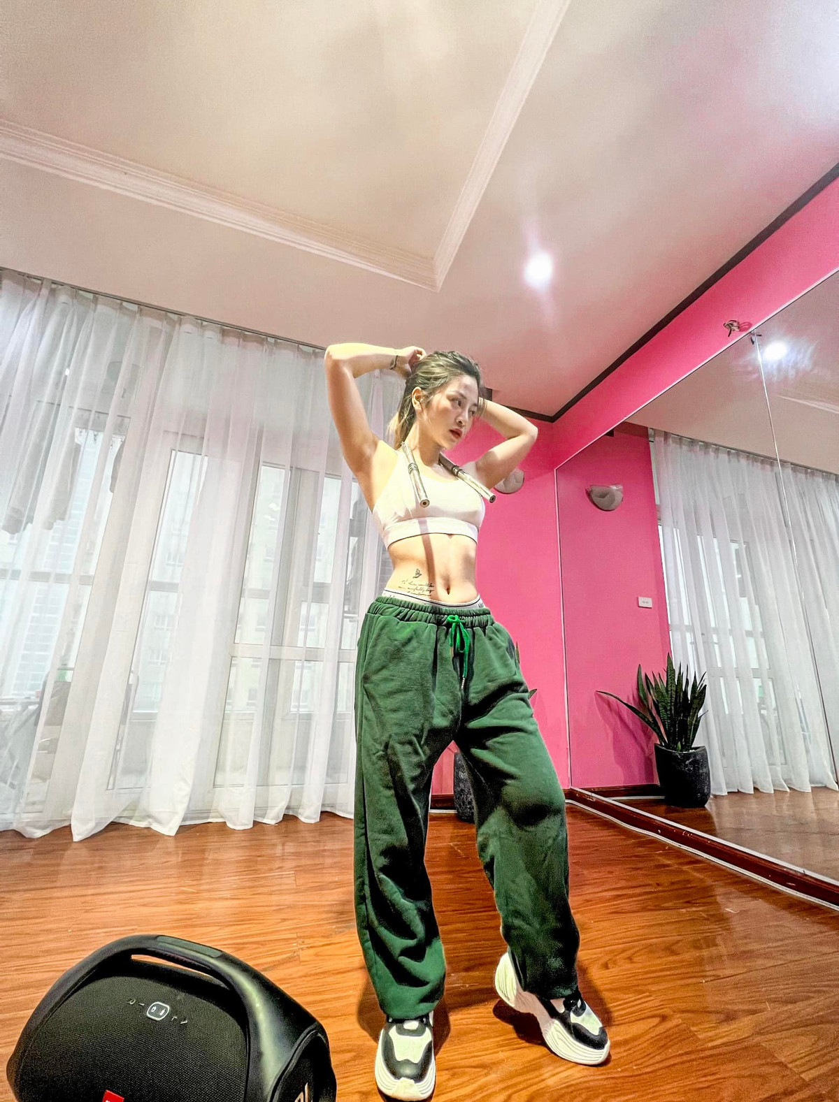 Song song đó, Hậu còn được biết đến với tư cách một HLV thể hình cá nhân có thân hình cực kỳ nóng bỏng với số đo ba vòng 86-60-92 cm. Ngoài ra, cô còn thuần thục Yoga và nhảy hiện đại.