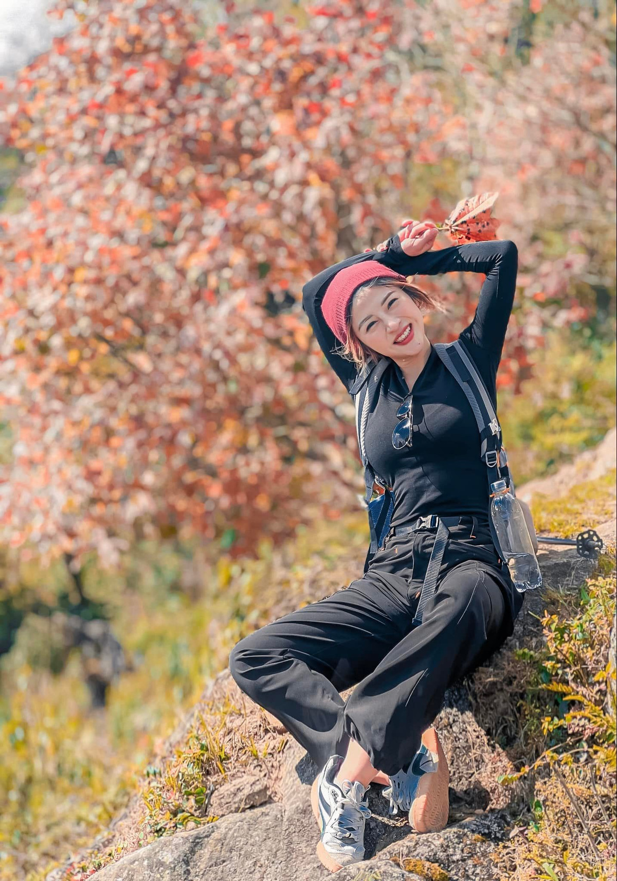 Theo Trần Thị Hậu cho biết, việc mặc váy khiến cô có phần cảm thấy không dạn dĩ khi biểu diễn, đặc biệt là trong việc thực hiện những cú đá cao.