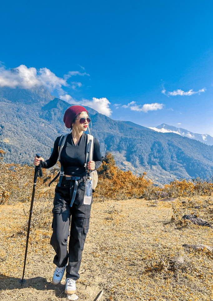 Tôi mặc để quay một clip nhảy hiện đại, sau đó thì có một số bạn tập côn đến xem nên tôi mượn côn để biểu diễn, không ngờ được mọi người xung quanh cổ vũ cuồng nhiệt”. Hot girl múa côn cho biết thêm.