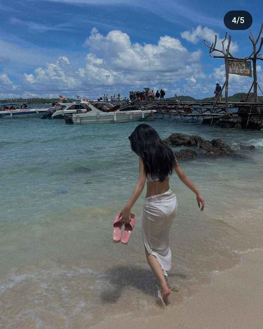 Ngắm nhìn những bộ cánh mà Quỳnh Anh diện, có thể thấy cô nàng hầu như từ chối các thiết kế cắt xẻ hay có những chi tiết quá gợi cảm.