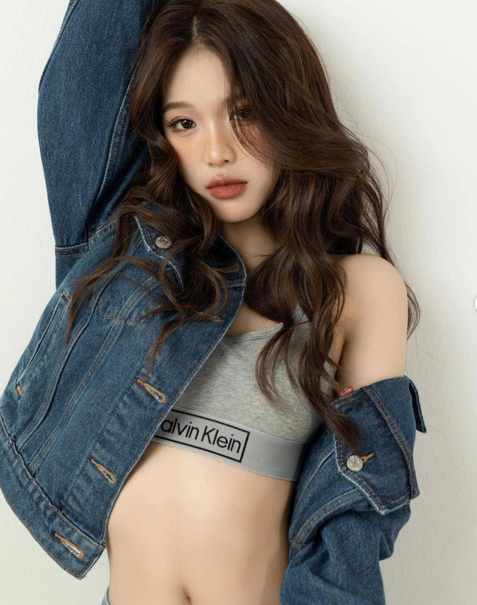 Quỳnh Anh cũng nhận được nhiều lời mời làm mẫu ảnh, review váy áo trên trang cá nhân.