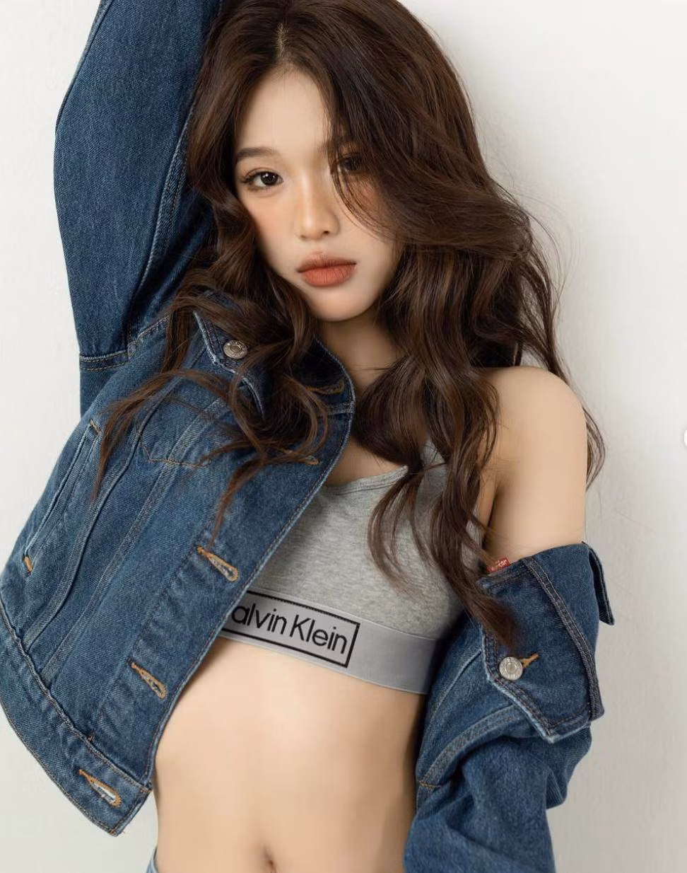 Quỳnh Anh cũng nhận được nhiều lời mời làm mẫu ảnh, review váy áo trên trang cá nhân.