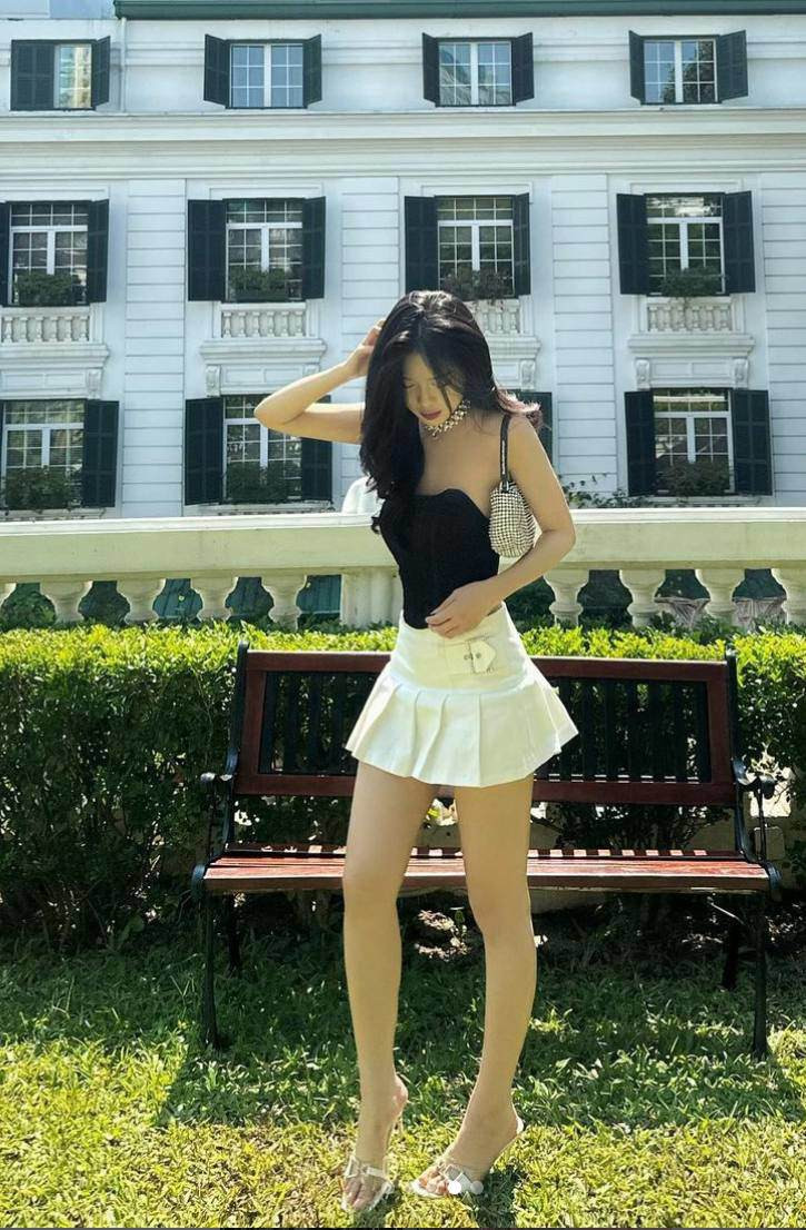 Từ các kiểu bra thể thay hay áo mini đan dây đều được nàng hot girl này "chinh phục" theo một cách rất "ngọt".