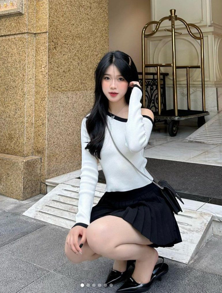 Có làn da trắng cùng tỷ lệ hình thể đẹp nên Quỳnh Anh cũng rất ưu ái các kiểu chân váy, đầm ngắn. Đây cũng là cách để người đẹp "ăn gian" chiều cao hơn.