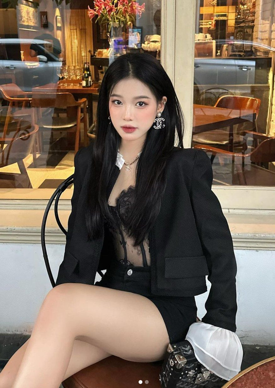 Hiện tại, công việc làm KOLs, hợp tác với nhiều thương hiệu lớn trên thế giới cũng mang đến cho người đẹp mức thu nhập tốt, song cô không sa đà vào việc mua sắm hàng hiệu xa hoa, mà thường là chỉ chọn những món đồ phù hợp hình ảnh, lứa tuổi bản thân.