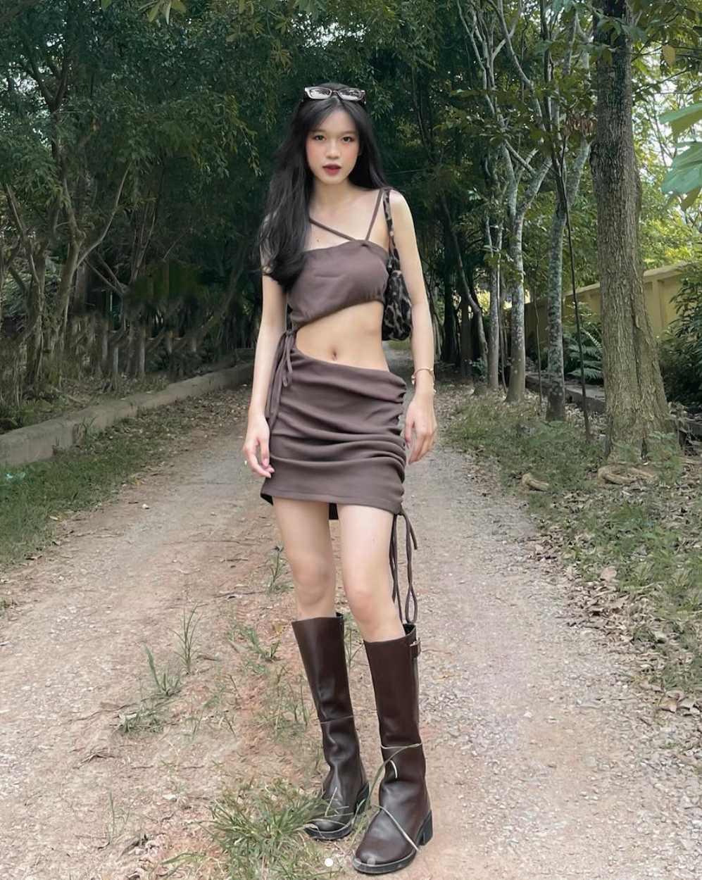 Trái lại với hình ảnh một KOLs định hướng hình ảnh trang phục, bóng hồng quê Bắc Ninh thường ưu ái những item đơn giản, dễ mặc và phù hợp với nhiều dáng người, song cô luôn khéo chọn, phối hợp váy áo, phụ kiện sao cho tôn dáng nhất có thể.