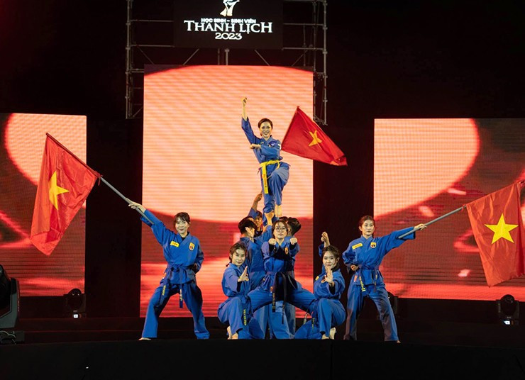 Được biết, Kiều Duy đến với võ thuật từ năm lớp 7. Cô thường xuyên chia sẻ hình ảnh tập vovinam, tham gia các giải đấu cũng như đạt nhiều thành tích ấn tượng trên trang cá nhân. Kiều Duy cũng có 8 năm theo đuổi bộ môn bóng chuyền.