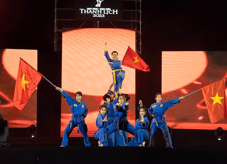 Được biết, Kiều Duy đến với võ thuật từ năm lớp 7. Cô thường xuyên chia sẻ hình ảnh tập vovinam, tham gia các giải đấu cũng như đạt nhiều thành tích ấn tượng trên trang cá nhân. Kiều Duy cũng có 8 năm theo đuổi bộ môn bóng chuyền.